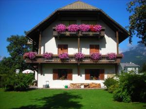 a large house with flowers on the balconies at Ferienwohnung Blom in Gundersheim