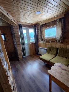 A seating area at Qusha Guesthouse Meeting in the mountains and views