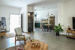 a living room with a table and chairs at Aliyah - Country Garden Apartment in Matta‘