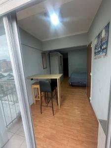 Camera piccola con tavolo e letto di Departamentos frente Andrey si mascotas a Mar del Plata 1 altra foto