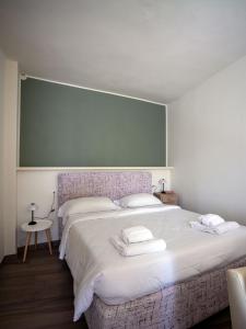 Ένα ή περισσότερα κρεβάτια σε δωμάτιο στο Borgo dei Nonni - Menaggio by LoveComo