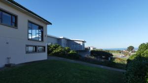 una vista de una casa con patio en Oyster Catcher Stay And Explore, en Cape St. Francis
