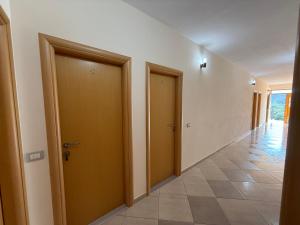 a hallway with two doors and a tile floor at Anmaor in Qeparo