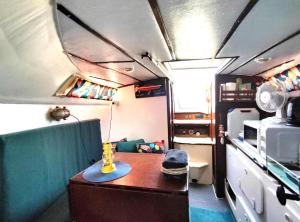 a small room with a table and a microwave at Bateau Voilier Rochefort in Rochefort