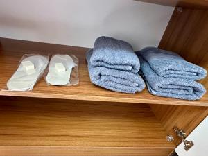 Dos toallas están sobre un estante de madera. en Asil house, en Estambul 39 fotos más