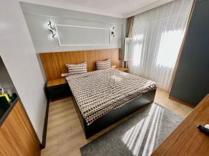 Un dormitorio pequeño con una cama en una habitación. en Asil house, en Estambul