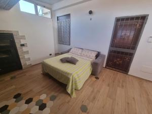 Un dormitorio con una cama y un sofá. en OpenSpace in Villa Serroni Mazara, en Mazara del Vallo
