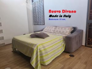 マツァーラ・デル・ヴァッロにあるOpenSpace in Villa Serroni Mazaraの壁に看板が付いた部屋のベッド1台 +22枚の写真