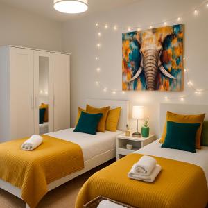 Posteľ alebo postele v izbe v ubytovaní Small Oasis Nelson Mandela Apartment with sea view, two bedrooms, parking, terrace and pool