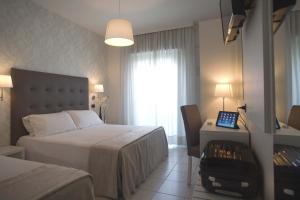 Postel nebo postele na pokoji v ubytování Hotel De Londres + 37 fotografií