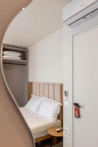 Postel nebo postele na pokoji v ubytování Mari Al Deluxe Saranda