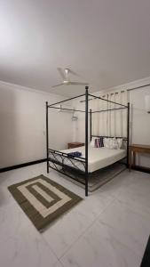 una camera da letto con un letto a castello nero con un ventilatore di 2BHK Flat in Arpora, 10 mins from Baga Beach ad Arpora Altre 70 foto