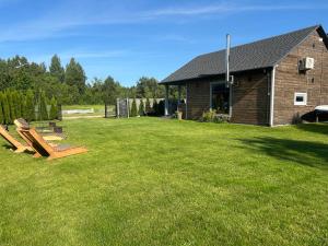 Zahrada ubytování Mazury Dom Oluś nad jeziorem Sasek Wielki z gorącą balia z funkcją jakuzzi