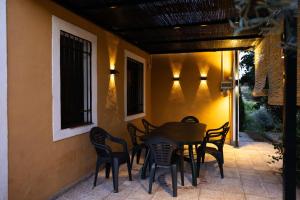 a table and chairs on the side of a house at Finca Navalpino a 900 m de Puy du Fou in Guadamur