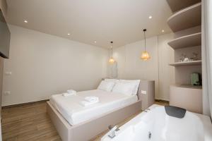 Postel nebo postele na pokoji v ubytování Mari Al Deluxe Saranda