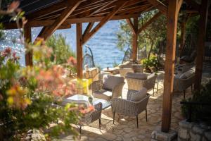 赫瓦尔加古德纳别墅的一组椅子坐落在水边的凉亭下