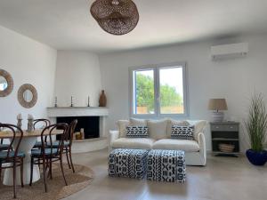 马劳萨Villa SalSea的客厅里有一张沙发和一张桌子。