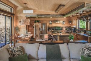 O zonă de relaxare la Chalet Alpinot - Spa, Nature & Luxe dans les Montagnes !