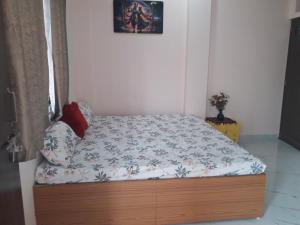 Cama pequeña en habitación con marco de cama en Ashirvad Home Stay ujjain, en Ujjain
