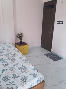 1 dormitorio con 1 cama y puerta con planta en Ashirvad Home Stay ujjain, en Ujjain 7 fotos más