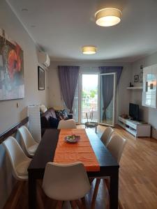 Televízia a/alebo spoločenská miestnosť v ubytovaní APARTMAN LAURA GALILEO blizu centra i plaze