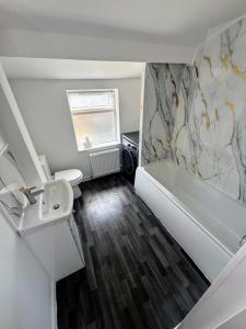 Ένα μπάνιο στο Comfortable Room in Redfield - Easy City Access