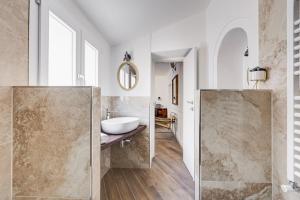 Ένα μπάνιο στο Domus Gabriella - Roman Forum Apartment +47 φωτογραφίες