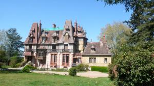 an old house in a park with a yard at château Mont Suzey in Yvoy-le-Marron