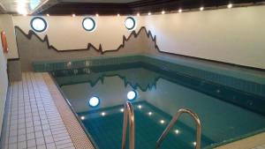 a large swimming pool with avertisementatronatronstrationasteryasteryasteryasteryasteryastery at Kurhotel Rupertus in Bad Reichenhall
