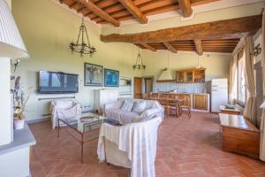 Una sala de estar con un sofá y un televisor. en Villa Casaforte, en Loro Ciuffenna