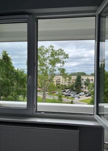 una ventana con vistas a un aparcamiento en Apartament Przy Morzu, en Gdansk