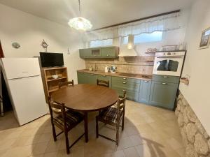 Kuchyňa alebo kuchynka v ubytovaní Apartmani Pavat