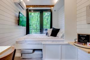 Ένα ή περισσότερα κρεβάτια σε δωμάτιο στο Black Deer Crossing MicroCabin