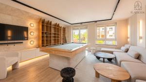 a living room with a pool table at Flatbook Apartamenty - Trimare II Sztutowo z bilardem i parkingiem in Sztutowo