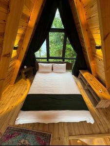 ArdeşenにあるSeyredelim bungalovsの窓付きの木造の部屋のベッド1台