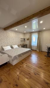 ein großes Schlafzimmer mit großem Bett und Holzböden in der Unterkunft Wood house ukg in Öskemen