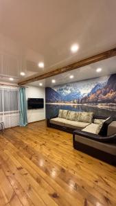 ein Schlafzimmer mit zwei Betten und einem Gemälde an der Wand in der Unterkunft Wood house ukg in Öskemen