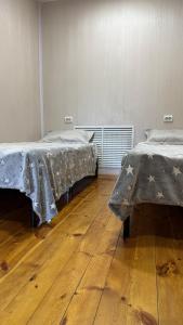 ein Zimmer mit zwei Betten und Holzboden in der Unterkunft Wood house ukg in Öskemen + 10 Fotos