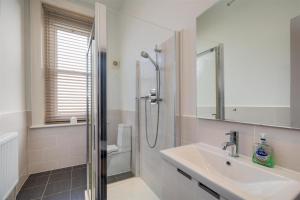 Un baño con ducha, lavabo y espejo. en Villa Lavinia, en Ventnor 13 fotos más