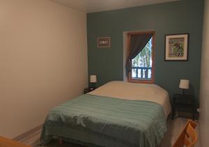 a bedroom with a bed and a window at Maison de village provençale Mollans-Dru in Mollans-sur-Ouvèze