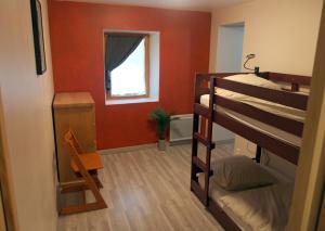 a bedroom with two bunk beds and a window at Maison de village provençale Mollans-Dru in Mollans-sur-Ouvèze