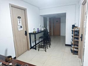 深圳Kuaike Xingjiduo Apartment的房间里有一张桌子和几把椅子的厨房