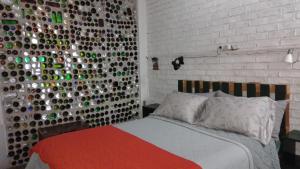 Ένα ή περισσότερα κρεβάτια σε δωμάτιο στο Bottle Wall Room on Pedestrian Street Great Location en Ciudad Vieja