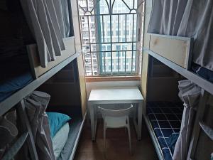 深圳Kuaike Xingjiduo Apartment的小房间设有书桌和窗户