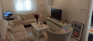 Una sala de estar con un sofá y un televisor en Apartments Cinderella with City View, en Mostar 24 fotos más
