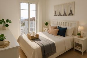 Posteľ alebo postele v izbe v ubytovaní Small Oasis Nelson Mandela Apartment with sea view, two bedrooms, parking, terrace and pool
