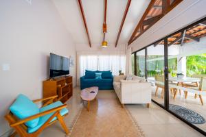a living room with a blue couch and a table at Villa Serenidad Costera in Sardinal