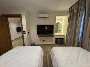 TV a/nebo společenská místnost v ubytování House 98 - Modern Boutique Stay in Zayed