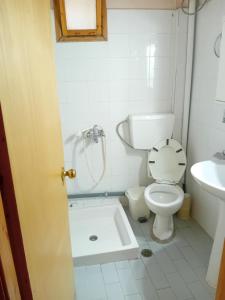 Ένα μπάνιο στο Akrogiali Apartments