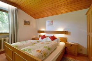 Schlafzimmer mit einem Bett mit Holzdecke in der Unterkunft Appartement Brixen im Thale in Brixen im Thale